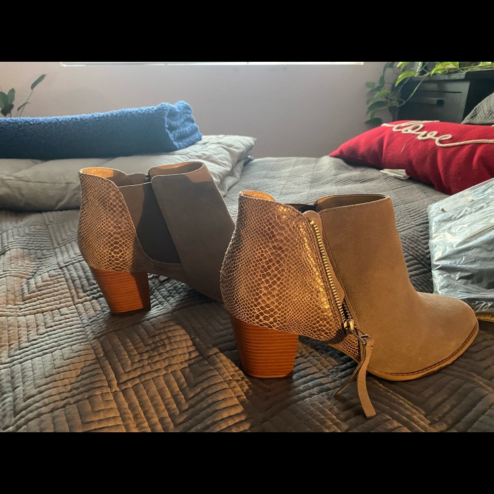 Size 11 Vionic Ankle Boots w/ Side Zipper and Snakeskin Detail - Picture 4 of 8